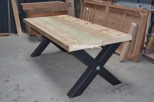 Tafel met gekruiste stalen poten